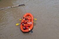 Tim SAR Gabungan saat mencari korban di Sungai Musi Empat Lawang. Foto: Basarnas Palembang.