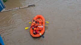 Tim SAR Gabungan saat mencari korban di Sungai Musi Empat Lawang. Foto: Basarnas Palembang.