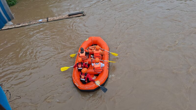 Tim SAR Gabungan saat mencari korban di Sungai Musi Empat Lawang. Foto: Basarnas Palembang.