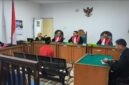 Saat Majelis Hakim Pengadilan Negeri Palembang menunda sidang putusan terdakwa M. Juanda alias Nanda dalam kasus perdagangan kucing hutan hingga 13 Mei 2026 karena panitera pengganti sedang cuti.
