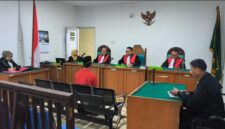 Saat Majelis Hakim Pengadilan Negeri Palembang menunda sidang putusan terdakwa M. Juanda alias Nanda dalam kasus perdagangan kucing hutan hingga 13 Mei 2026 karena panitera pengganti sedang cuti.