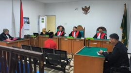Saat Majelis Hakim Pengadilan Negeri Palembang menunda sidang putusan terdakwa M. Juanda alias Nanda dalam kasus perdagangan kucing hutan hingga 13 Mei 2026 karena panitera pengganti sedang cuti.