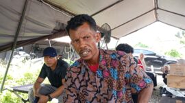 Hambali paman korban saat diwawancarai di RS Bhayangkara Palembang.