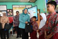 penyerahan paket olehan gemarikan kepada anak sd upaya cegah stunting