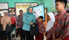 penyerahan paket olehan gemarikan kepada anak sd upaya cegah stunting