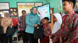 penyerahan paket olehan gemarikan kepada anak sd upaya cegah stunting