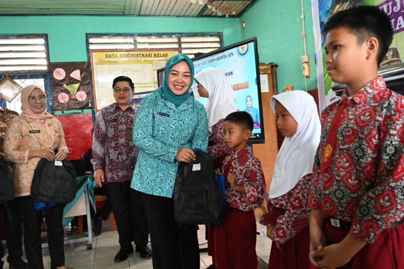 penyerahan paket olehan gemarikan kepada anak sd upaya cegah stunting