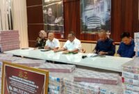 Kepala Kejati Sumsel Ketut Sumedana menunjukkan barang bukti uang sitaan senilai Rp591,7 miliar dari kasus dugaan korupsi fasilitas pinjaman bank plat merah, Kamis (7/5/2026).