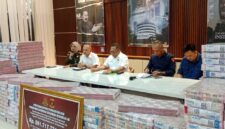 Kepala Kejati Sumsel Ketut Sumedana menunjukkan barang bukti uang sitaan senilai Rp591,7 miliar dari kasus dugaan korupsi fasilitas pinjaman bank plat merah, Kamis (7/5/2026).