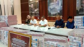 Kepala Kejati Sumsel Ketut Sumedana menunjukkan barang bukti uang sitaan senilai Rp591,7 miliar dari kasus dugaan korupsi fasilitas pinjaman bank plat merah, Kamis (7/5/2026).