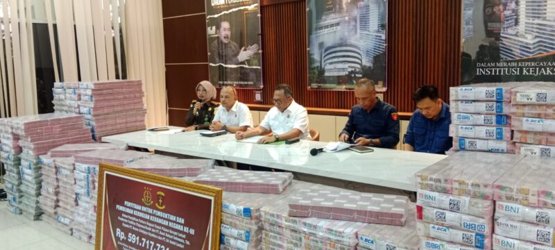 Kepala Kejati Sumsel Ketut Sumedana menunjukkan barang bukti uang sitaan senilai Rp591,7 miliar dari kasus dugaan korupsi fasilitas pinjaman bank plat merah, Kamis (7/5/2026).