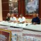 Kepala Kejati Sumsel Ketut Sumedana menunjukkan barang bukti uang sitaan senilai Rp591,7 miliar dari kasus dugaan korupsi fasilitas pinjaman bank plat merah, Kamis (7/5/2026).