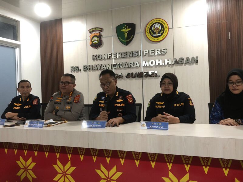 Karumkit RS Bhayangkara Moh Hasan Palembang Kombes Pol dr Budi Santoso saat gelar konferensi pers, Kamis (7/5/2026).