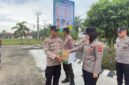Dipimpin oleh Kapolsek IPTU Swisspo, jajaran Polsek Buay Madang Timur menyalurkan Zakat, Infaq, dan Shodaqoh personel kepada yang berhak menerima.