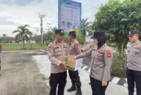 Dipimpin oleh Kapolsek IPTU Swisspo, jajaran Polsek Buay Madang Timur menyalurkan Zakat, Infaq, dan Shodaqoh personel kepada yang berhak menerima.