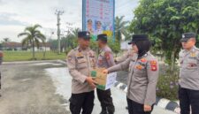 Dipimpin oleh Kapolsek IPTU Swisspo, jajaran Polsek Buay Madang Timur menyalurkan Zakat, Infaq, dan Shodaqoh personel kepada yang berhak menerima.
