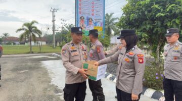 Dipimpin oleh Kapolsek IPTU Swisspo, jajaran Polsek Buay Madang Timur menyalurkan Zakat, Infaq, dan Shodaqoh personel kepada yang berhak menerima.