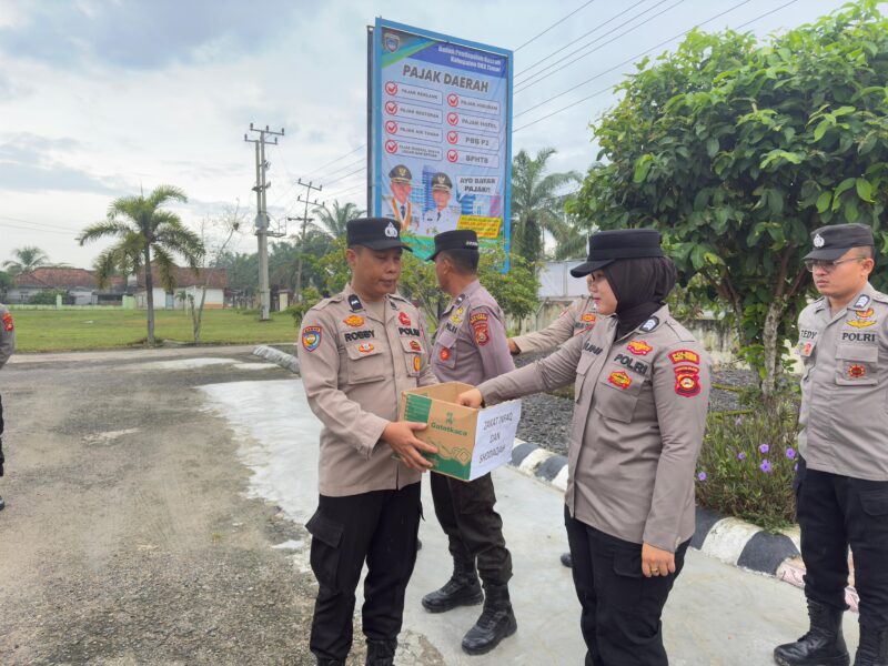 Dipimpin oleh Kapolsek IPTU Swisspo, jajaran Polsek Buay Madang Timur menyalurkan Zakat, Infaq, dan Shodaqoh personel kepada yang berhak menerima.