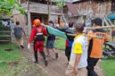 Tim SAR Gabungan saat mengevakuasi jasad korban menuju rumah duka. Foto: Basarnas Palembang.