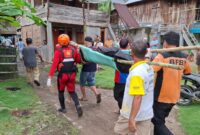 Tim SAR Gabungan saat mengevakuasi jasad korban menuju rumah duka. Foto: Basarnas Palembang.