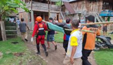 Tim SAR Gabungan saat mengevakuasi jasad korban menuju rumah duka. Foto: Basarnas Palembang.
