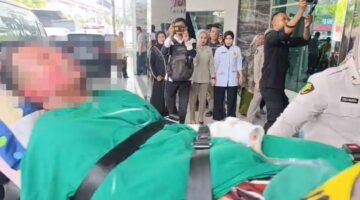 Ngadiono salah satu korban selamat yang baru tiba dan akan menjalani perawatan intensif di RS Bhayangkara Palembang, Jum’at (8/5/2026).