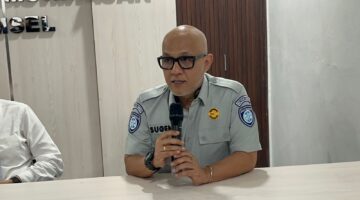Kepala Bagian Administrasi Jasa Raharja Kanwil Sumsel, Sugeng Prastowo saat konferensi pers di RS Bhayangkara Moh. Hasan Palembang, Jum’at (8/5/2026). Foto: Tia