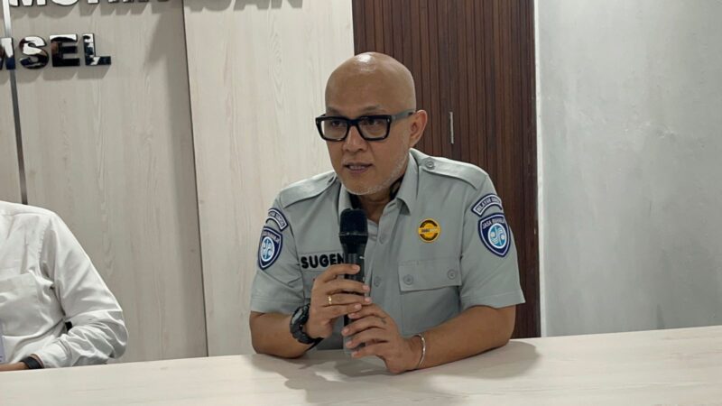 Kepala Bagian Administrasi Jasa Raharja Kanwil Sumsel, Sugeng Prastowo saat konferensi pers di RS Bhayangkara Moh. Hasan Palembang, Jum’at (8/5/2026). Foto: Tia