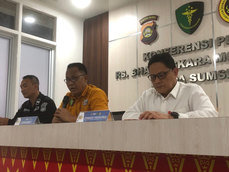Karumkit RS Bhayangkara Moh Hasan Polda Sumsel Kombes Pol Budi Santoso dalam konferensi pers di RS Bhayangkara Moh Hasan Palembang, Jumat (8/5/2026).