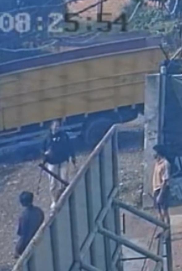 Foto.:  pelaku terekam cctv mendatangi  korban