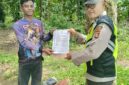 Personel Polsek Buay Madang Timur melaksanakan mitigasi Karhutla dengan membagikan Maklumat Kapolda Sumsel kepada warga di Desa Kedu dan Desa Sumber Asri.