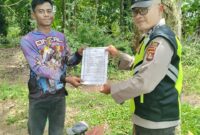 Personel Polsek Buay Madang Timur melaksanakan mitigasi Karhutla dengan membagikan Maklumat Kapolda Sumsel kepada warga di Desa Kedu dan Desa Sumber Asri.