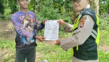 Personel Polsek Buay Madang Timur melaksanakan mitigasi Karhutla dengan membagikan Maklumat Kapolda Sumsel kepada warga di Desa Kedu dan Desa Sumber Asri.