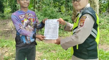 Personel Polsek Buay Madang Timur melaksanakan mitigasi Karhutla dengan membagikan Maklumat Kapolda Sumsel kepada warga di Desa Kedu dan Desa Sumber Asri.