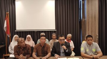 Foto tim pengacara dan keluarga korban Kristina