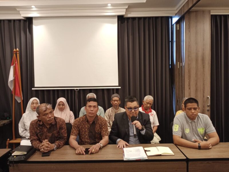 Foto tim pengacara dan keluarga korban Kristina