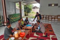 Kapolsek Buay Madang Timur Iptu Swisspo, melakukan koordinasi dengan panitia Pengajian Akbar di Ponpes Al Istiqomah, Desa Sumber Harjo. 