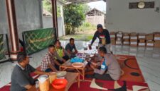 Kapolsek Buay Madang Timur Iptu Swisspo, melakukan koordinasi dengan panitia Pengajian Akbar di Ponpes Al Istiqomah, Desa Sumber Harjo. 