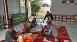 Kapolsek Buay Madang Timur Iptu Swisspo, melakukan koordinasi dengan panitia Pengajian Akbar di Ponpes Al Istiqomah, Desa Sumber Harjo. 