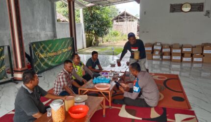 Kapolsek Buay Madang Timur Iptu Swisspo, melakukan koordinasi dengan panitia Pengajian Akbar di Ponpes Al Istiqomah, Desa Sumber Harjo.