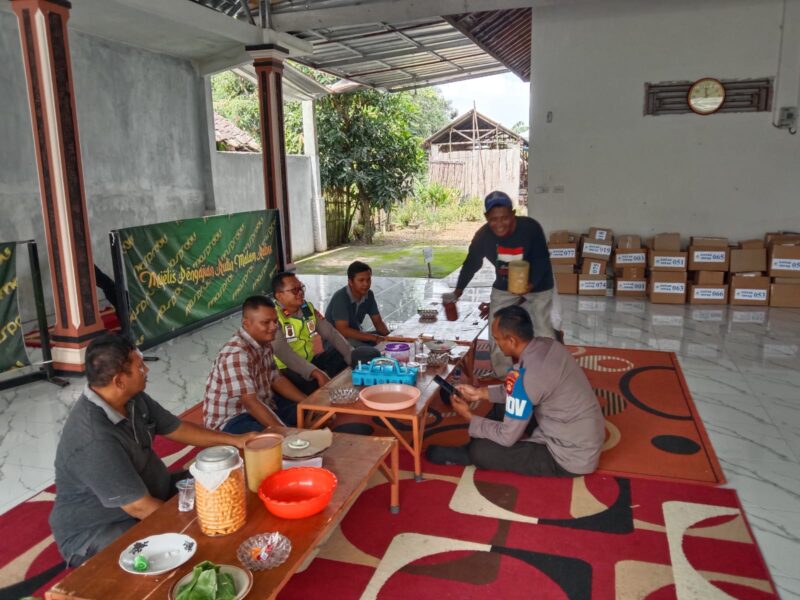 Kapolsek Buay Madang Timur Iptu Swisspo, melakukan koordinasi dengan panitia Pengajian Akbar di Ponpes Al Istiqomah, Desa Sumber Harjo. 