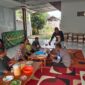 Kapolsek Buay Madang Timur Iptu Swisspo, melakukan koordinasi dengan panitia Pengajian Akbar di Ponpes Al Istiqomah, Desa Sumber Harjo. 
