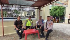 Kapolsek Buay Madang Timur Iptu Swisspo, memimpin langsung pengamanan Perayaan Ekaristi Penerimaan Sakramen Krisma di Gereja Trinitas Bangun Sari, Desa Srikaton. 