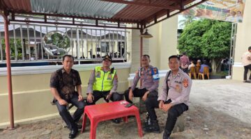 Kapolsek Buay Madang Timur Iptu Swisspo, memimpin langsung pengamanan Perayaan Ekaristi Penerimaan Sakramen Krisma di Gereja Trinitas Bangun Sari, Desa Srikaton. 
