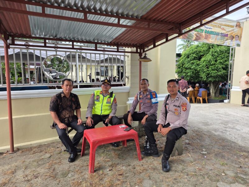 Kapolsek Buay Madang Timur Iptu Swisspo, memimpin langsung pengamanan Perayaan Ekaristi Penerimaan Sakramen Krisma di Gereja Trinitas Bangun Sari, Desa Srikaton. 