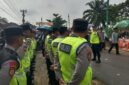 Kapolsek Buay Madang Timur Iptu Swisspo tengah memberikan arahan kepada personel gabungan Polres OKU Timur dan Polsek jajaran dalam apel kesiapan pengamanan Pengajian Akbar di Desa Sumber Harjo. 