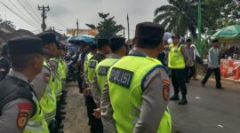 Kapolsek Buay Madang Timur Iptu Swisspo tengah memberikan arahan kepada personel gabungan Polres OKU Timur dan Polsek jajaran dalam apel kesiapan pengamanan Pengajian Akbar di Desa Sumber Harjo. 