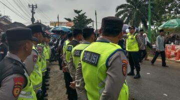 Kapolsek Buay Madang Timur Iptu Swisspo tengah memberikan arahan kepada personel gabungan Polres OKU Timur dan Polsek jajaran dalam apel kesiapan pengamanan Pengajian Akbar di Desa Sumber Harjo. 