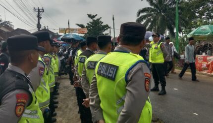 Kapolsek Buay Madang Timur Iptu Swisspo tengah memberikan arahan kepada personel gabungan Polres OKU Timur dan Polsek jajaran dalam apel kesiapan pengamanan Pengajian Akbar di Desa Sumber Harjo. 