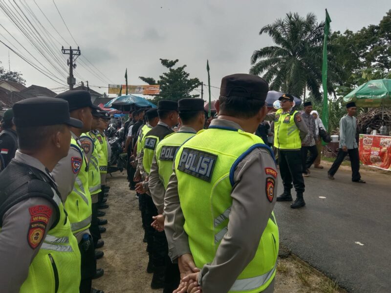 Kapolsek Buay Madang Timur Iptu Swisspo tengah memberikan arahan kepada personel gabungan Polres OKU Timur dan Polsek jajaran dalam apel kesiapan pengamanan Pengajian Akbar di Desa Sumber Harjo. 